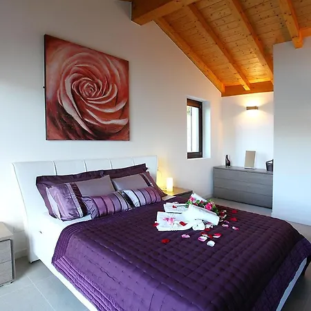 Villa Il Piazzo Sleeps 6 Pool